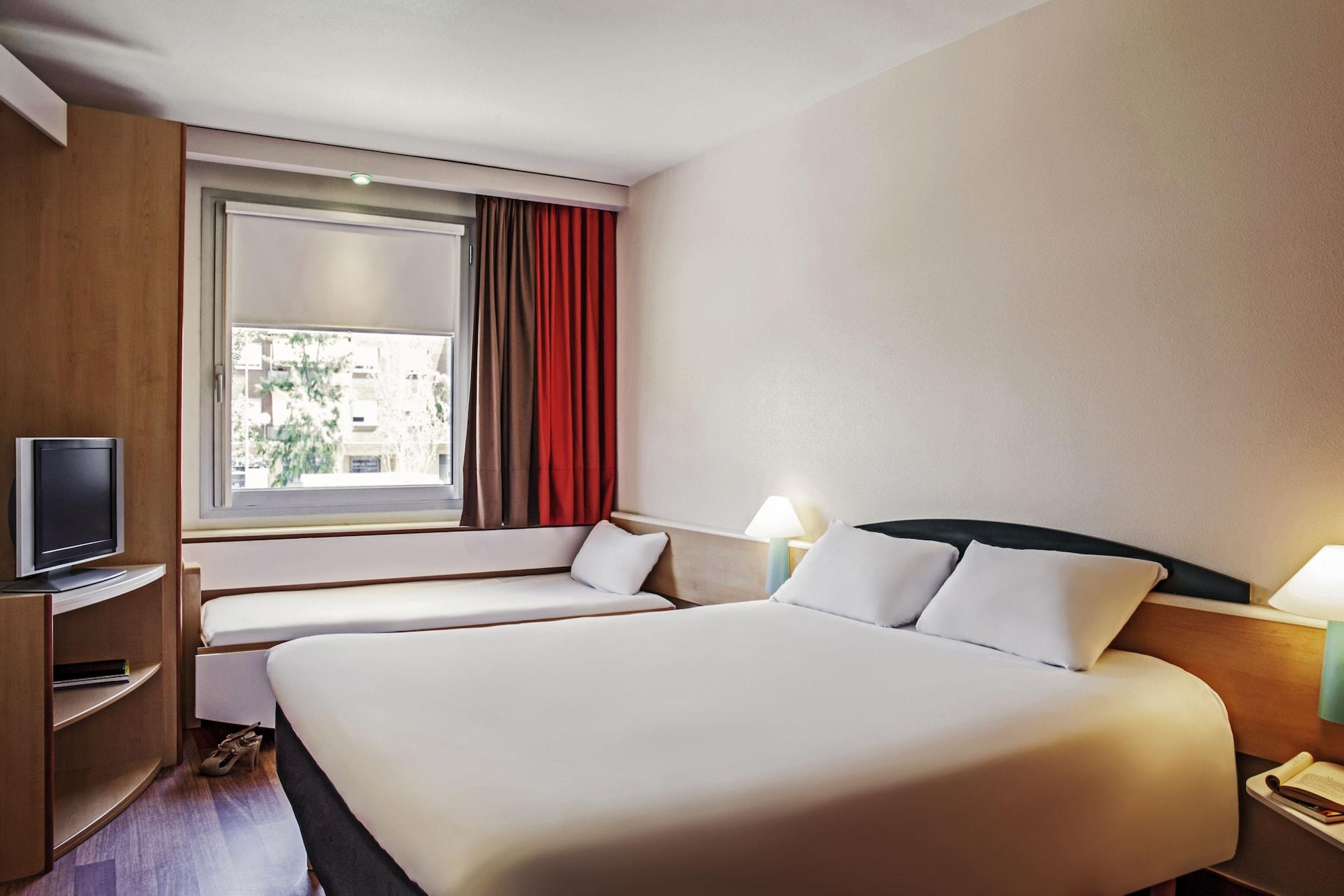 Отель Ibis Barcelona Молинс-де-Рей Экстерьер фото