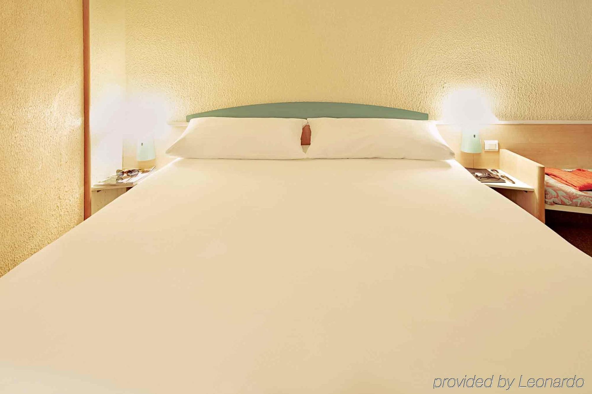 Отель Ibis Barcelona Молинс-де-Рей Экстерьер фото