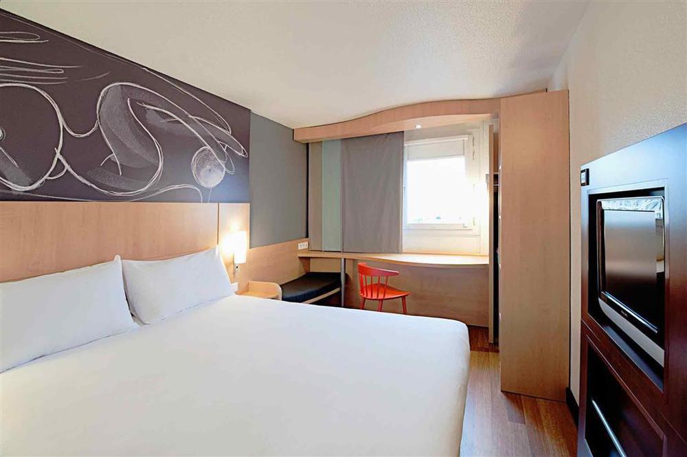 Отель Ibis Barcelona Молинс-де-Рей Экстерьер фото